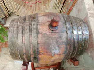 Barril de vino antiguo con soporte