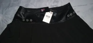 Falda negra con detalles metálicos