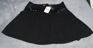 Falda negra con detalles metálicos