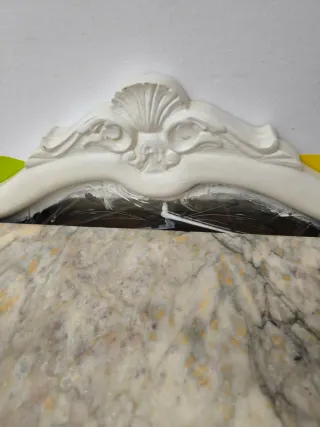 Cómoda antigua barrigona de madera y mármol