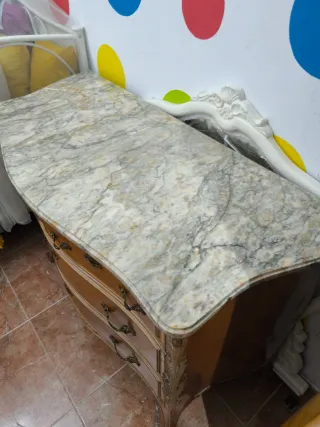 Cómoda antigua barrigona de madera y mármol