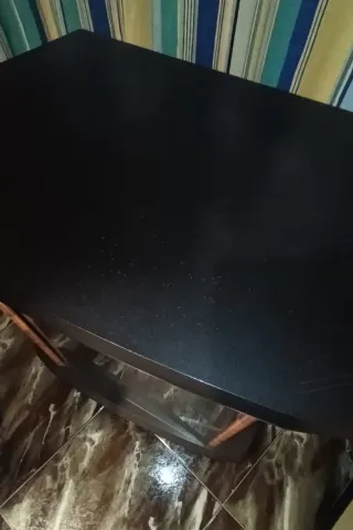Mesa TV negra con detalles madera