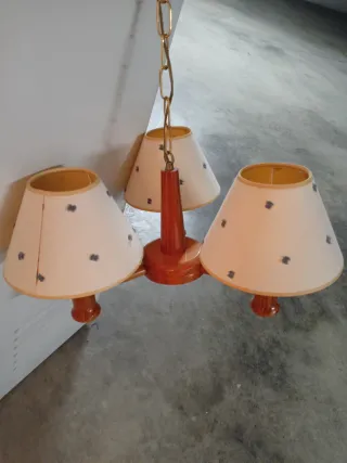 Lámpara de madera y tela