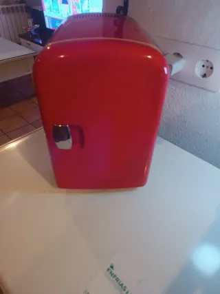 Mini nevera roja