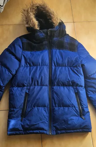 Chaqueta azul con capucha y pelo