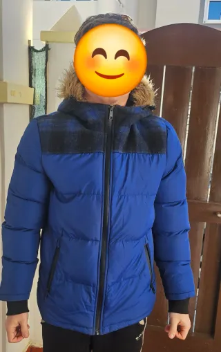 Chaqueta azul con capucha y pelo