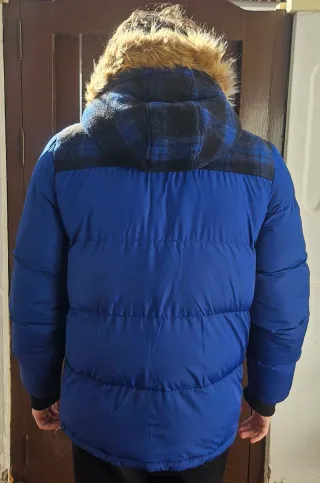 Chaqueta azul con capucha y pelo