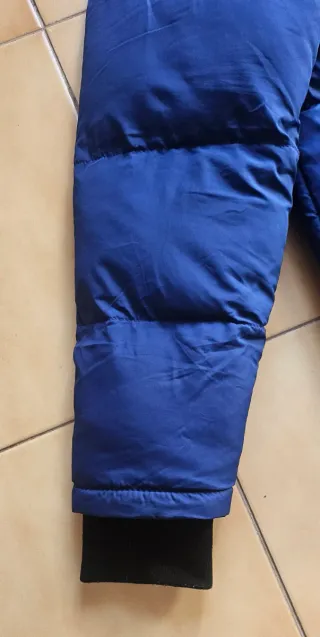 Chaqueta azul con capucha y pelo