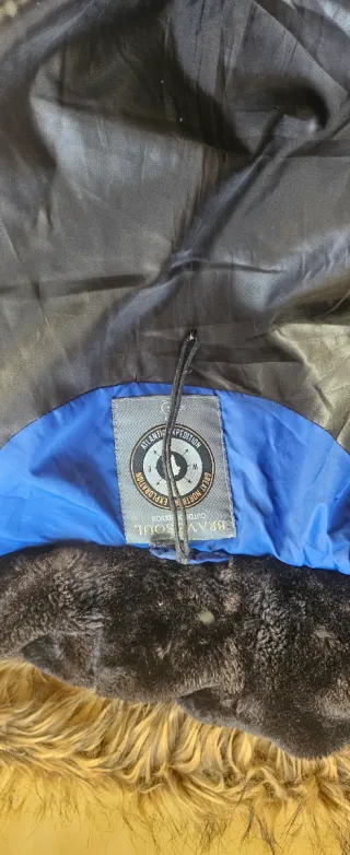 Chaqueta azul con capucha y pelo