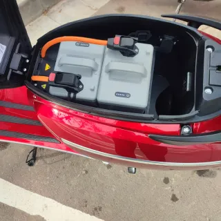 Moto Eléctrica Roja con Baúl