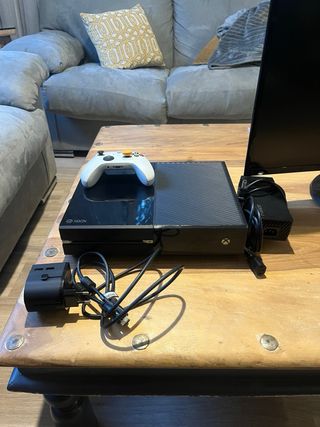 Xbox One con mando y monitor Samsung