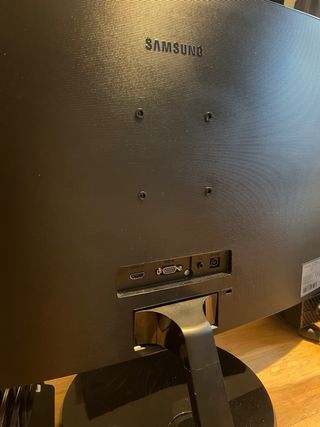 Xbox One con mando y monitor Samsung