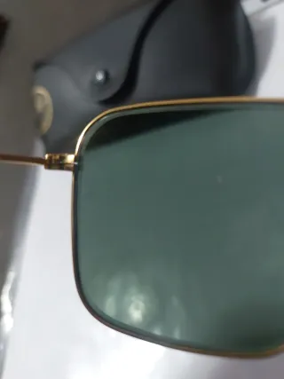 Gafas de sol Ray-Ban doradas y verdes