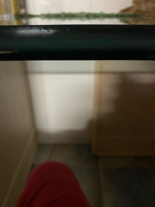 Mesa de cristal con silla de mimbre