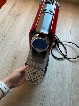 Cafetera Nespresso Krups con dispensador cápsulas