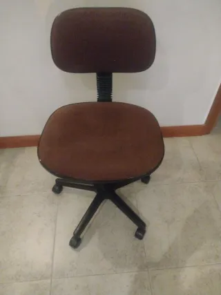 Silla de oficina marrón y negra