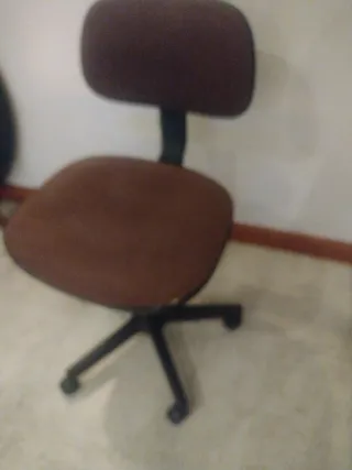 Silla de oficina marrón y negra