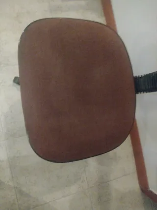 Silla de oficina marrón y negra