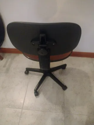 Silla de oficina marrón y negra