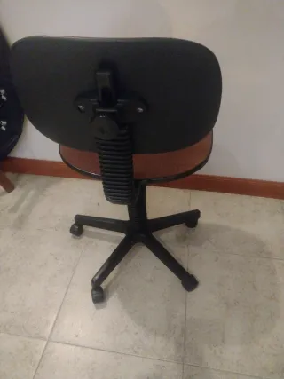 Silla de oficina marrón y negra