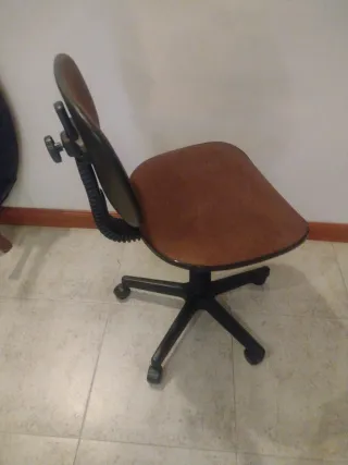 Silla de oficina marrón y negra