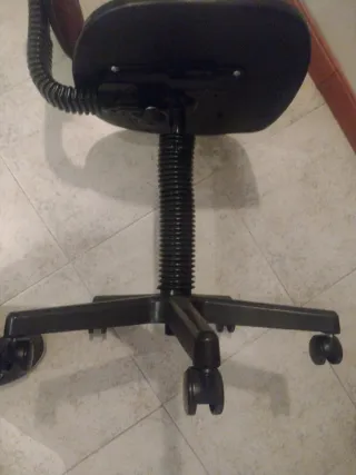 Silla de oficina marrón y negra