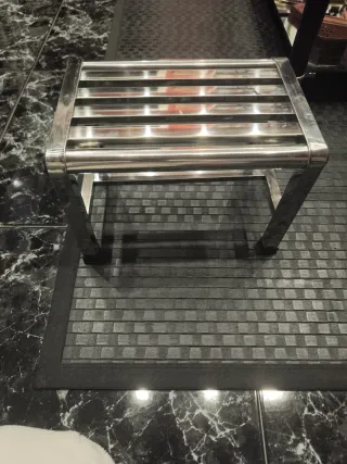 Taburete de baño metálico