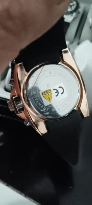 Reloj V6 Elegante Negro y Dorado