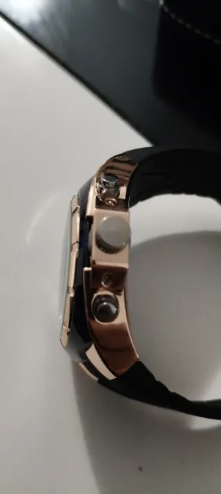 Reloj V6 Elegante Negro y Dorado