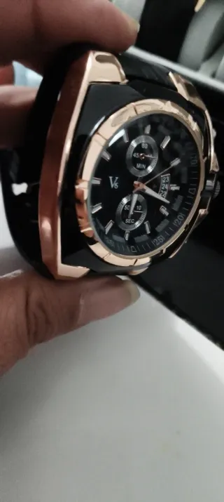 Reloj V6 Elegante Negro y Dorado