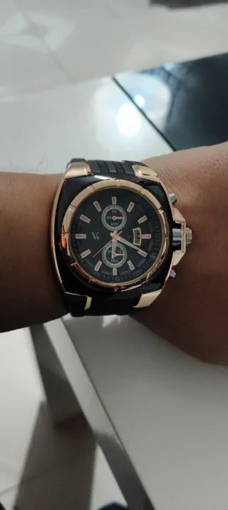 Reloj V6 Elegante Negro y Dorado