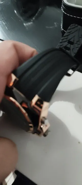 Reloj V6 Elegante Negro y Dorado