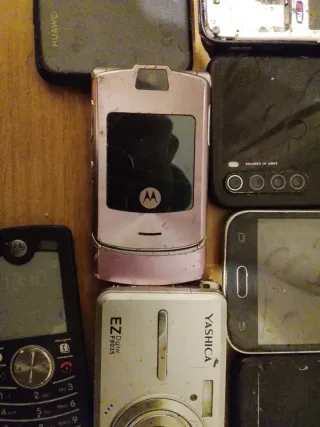 Vari telefoni per pezzi di ricambio 4 funzionanti