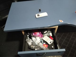 Grande scrivania blu con cassetti