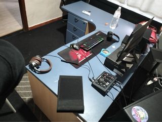 Grande scrivania blu con cassetti