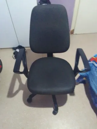 Silla de oficina ergonómica negra y economica