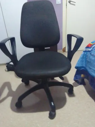 Silla de oficina ergonómica negra y economica