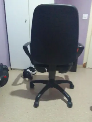 Silla de oficina ergonómica negra y economica