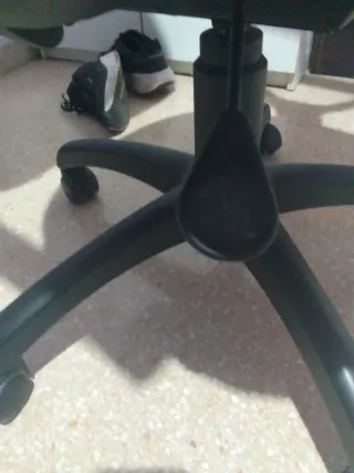 Silla de oficina ergonómica negra y economica