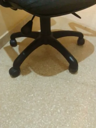 Silla de oficina ergonómica negra y economica