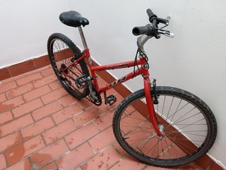 Bicicleta de montaña BH roja