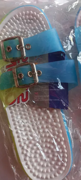 Chanclas masajeadoras azules y verdes