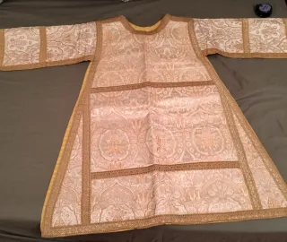 Dalmática antigua est. romano. guitarra brocado.