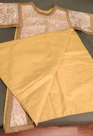 Dalmática antigua est. romano. guitarra brocado.