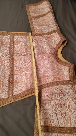 Dalmática antigua est. romano. guitarra brocado.