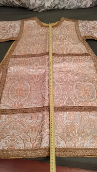 Dalmática antigua est. romano. guitarra brocado.