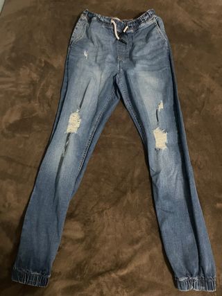 Pantalón vaquero desgastado