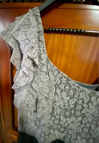 Vestido gris y negro con encaje y volante tirante