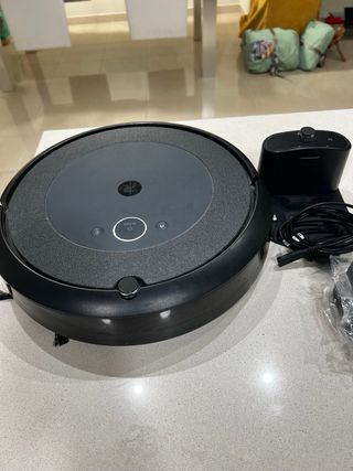 Aspirador robot Roomba i5 en buen estado.
