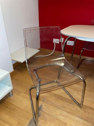 Mobiliario de salón (mesa, sillas, estanterías...)